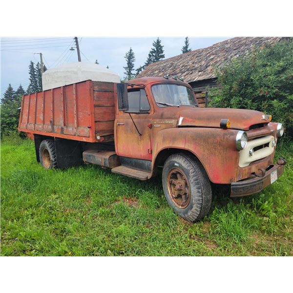 IH S-1700 c/w wood box & hoist, not running, needs fuel pump, engine will run
