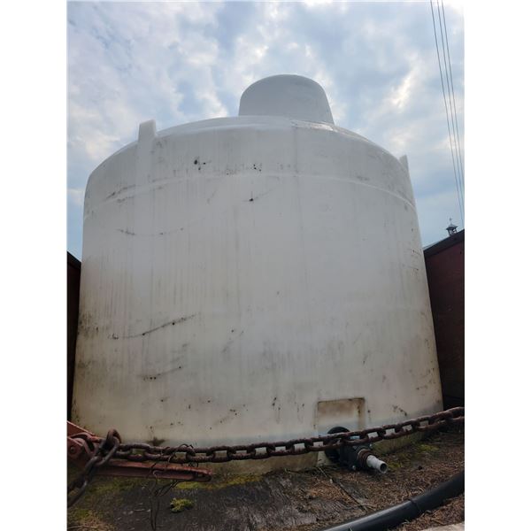 Approx. 1000-gal plastic water tank
