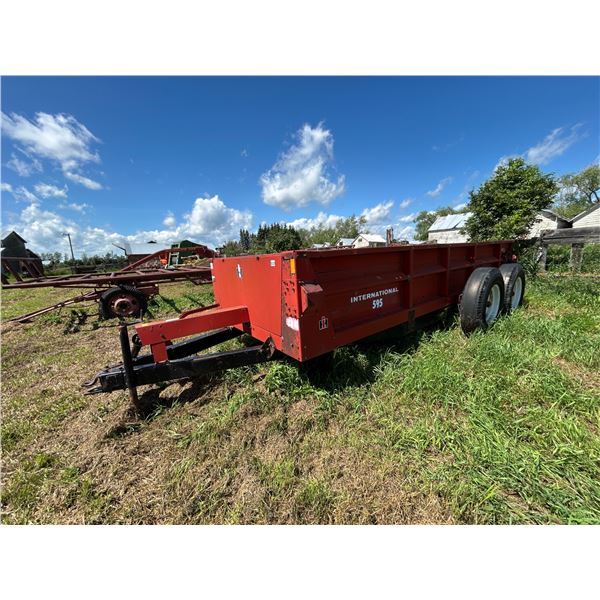 I.H 595 Tandem manure spreader, poor condition, floor & chain needs work