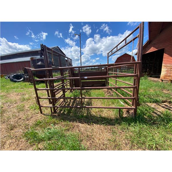 Brown cattle maternity pen c/w headgate
