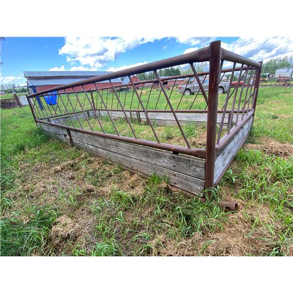 Steel framed round bale feeder for 3 bales