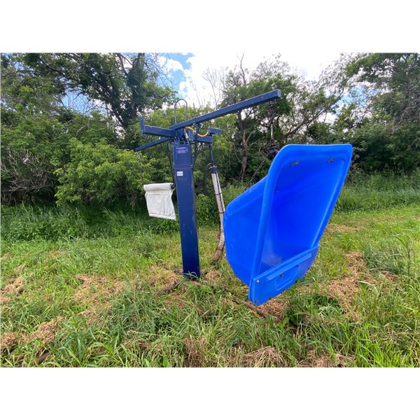 Blue lewis cattle oiler