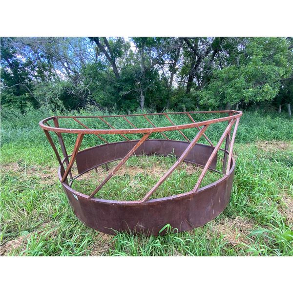 Round bale feeder