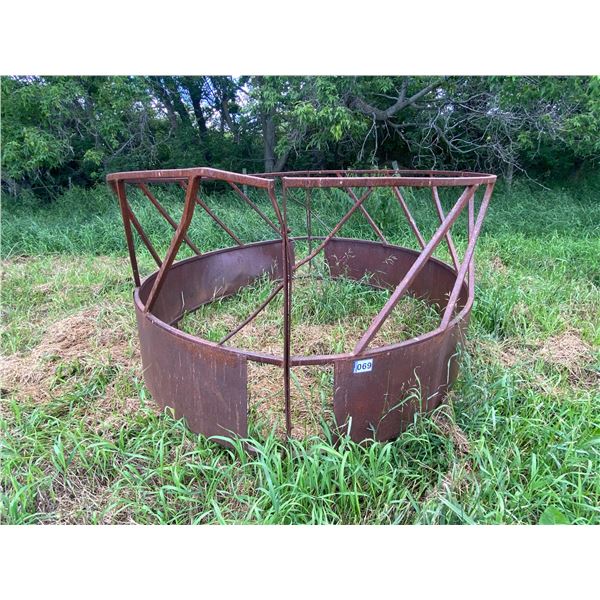 Round bale feeder
