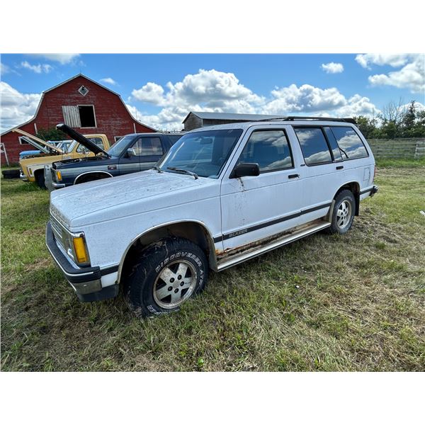 1992 Chev Blazer, white, SN: 13W3N2202011