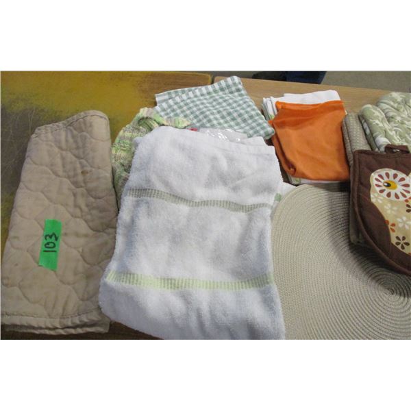 BOX C/W MATS, POT HOLDERS, DISH TOWELS, LINEN, ETC