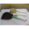 Image 2 : ANTIQUE 3 PIECE DRESSER MIRROR SET