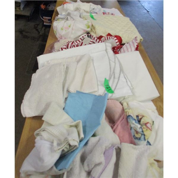BOX C/W DISH TOWELS, DISH CLOTHS, LINEN, ETC
