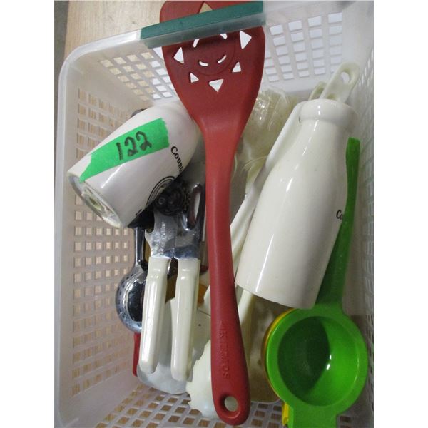 2 TRAYS C/W KITCHENWARE