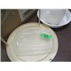 Image 4 : BOX C/W ASSORTED PLASTICWARE