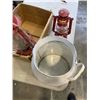 Image 4 : 2 LANTERNS AND VINTAGE MILK BUCKET