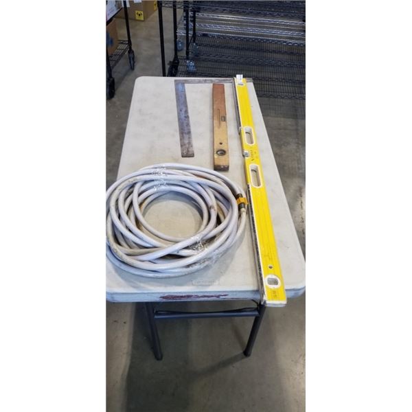 2 LEVELS, A SQUARE AND WATER HOSE