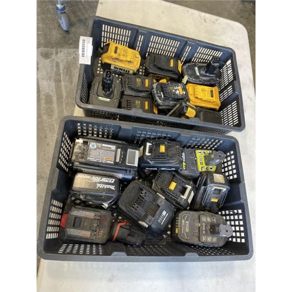 TRAY OF DEWALT AND MAKITA POWER TOOL BATTERIES, ALL DEAD BATTERIES, DONT HOLD CHARGE