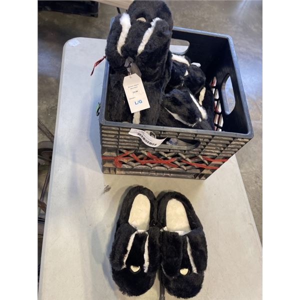TOTE OF WOMANS SLIPPERS