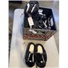 Image 1 : TOTE OF WOMANS SLIPPERS