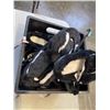 Image 3 : TOTE OF WOMANS SLIPPERS