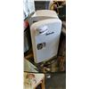 Image 2 : 2 SLOW COOKERS AND MINI FRIDGE