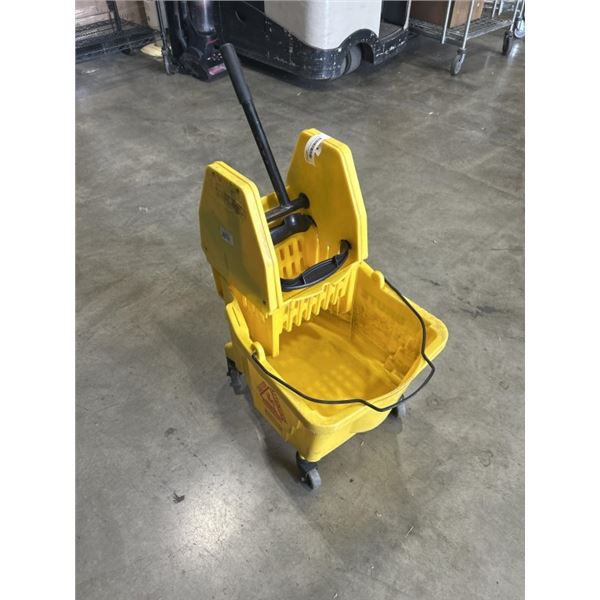 RUBBERMAID BRUTE MOP BUCKET AND WRINGER