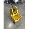 Image 1 : RUBBERMAID BRUTE MOP BUCKET AND WRINGER