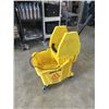 Image 2 : RUBBERMAID BRUTE MOP BUCKET AND WRINGER