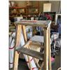 Image 4 : 8 FOOT WOOD SUPERIOR LADDER