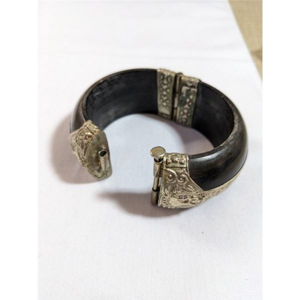 VINTAGE HORN W/ SILVER TONE HINGED BANGLE