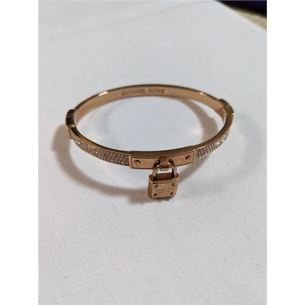 MICHAEL KORS GOLD TONE HINGED BANGLE, W/ PAD LOCK CHARM