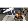 Image 1 : TRAY OF WICKER BASKETS AND TABLEMATE FOLDING TABLE