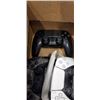 Image 3 : 3 PS 5 CONTROLLERS. WHITE BLACK AND CAMO