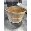 Image 3 : OAK PLANTER WITH VINTAGE ORCHARD BASKET