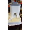 Image 4 : NEW AUTOMATIC ALL IN ONE PET FEEDER