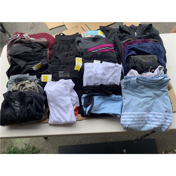 LOT OF WOMEN'S CLOTHING WITH TAGS