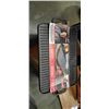Image 2 : BOOBY FLAY CAST IRON GRIDDLE WITH CHARCUTERIE BOARD AND VEGETABLE CHOPPER/SLICER