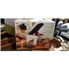 Image 3 : BOOBY FLAY CAST IRON GRIDDLE WITH CHARCUTERIE BOARD AND VEGETABLE CHOPPER/SLICER