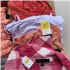 Image 3 : LOT OF WOMEN'S CLOTHING WITH TAGS