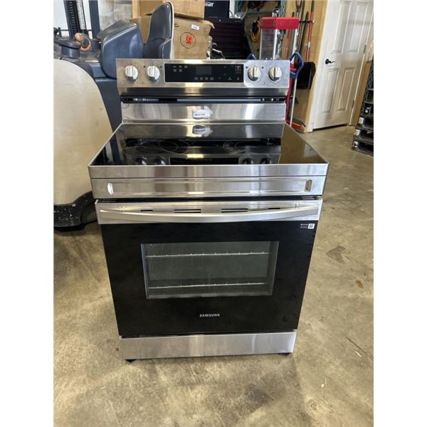 SAMSUNG 30 INCH CONVECTION RANGE, TOP IS CRACKED BUT UNIT WORKS