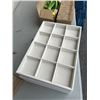 Image 6 : NEW MEBBAY VELVET JEWELLERY ORGANIZER AND 2 BOXES FAKE YELLOW TULIPS