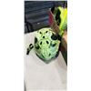 Image 2 : 5 KIDS BICYCLE HELMETS AND CANUCKS FLAG