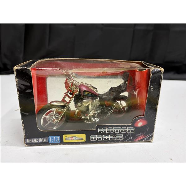 Maisto brand die-cast Yamaha XV1000 Virago motorcycle model, featuring a red and black paint scheme.