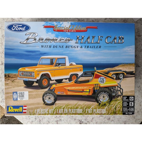 Bronco half cab with dune buggy and trailer, model,  1:25, sealed in box
