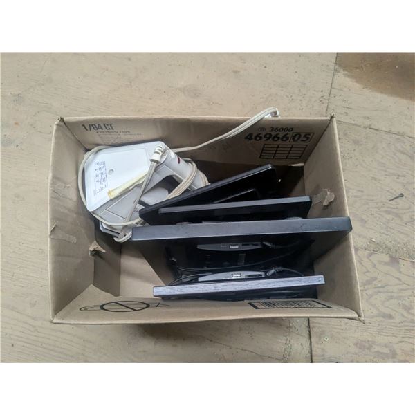 4 digital picture frames, 1 clothes iron