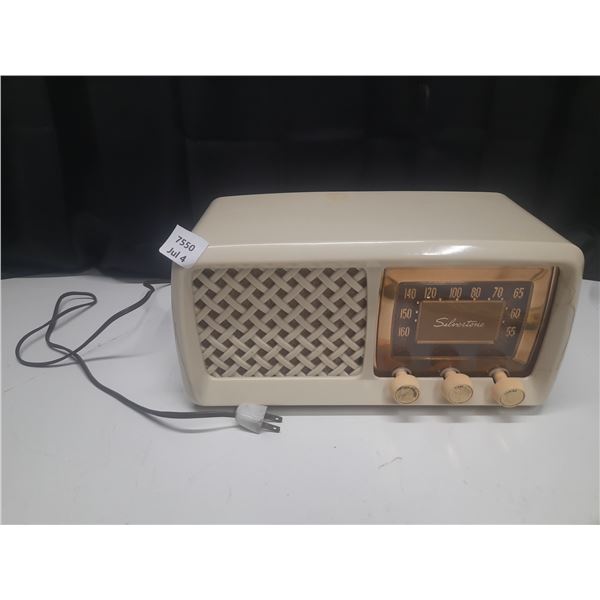 Vintage Sears Roebuck Silvertone radio. (Tubes Light Up)