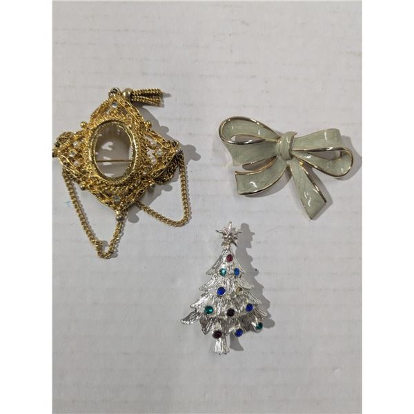 3 brooches, ribbon tree, frame