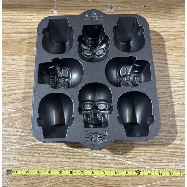 Skull cake pan