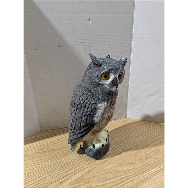 Plastic owl decoy/statue