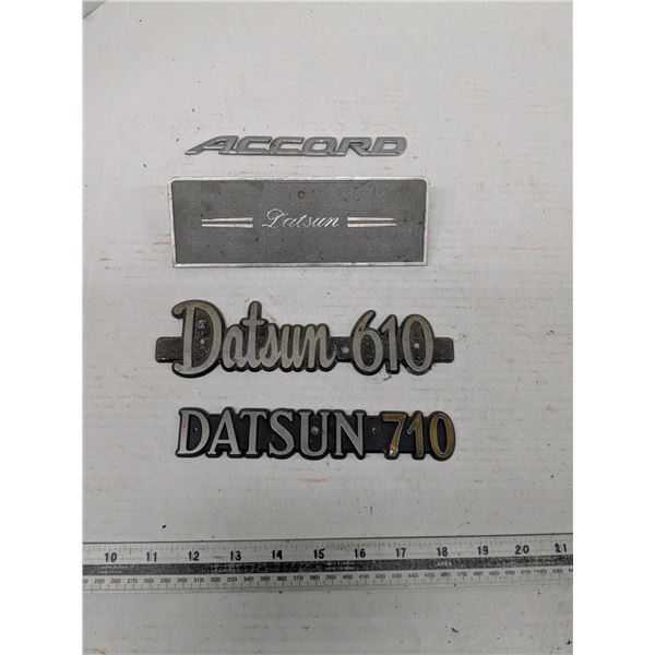 datsun vehicle emblems