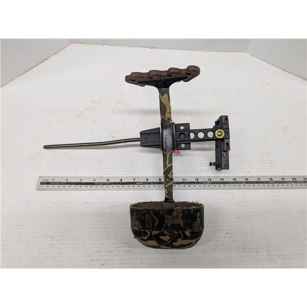 sight for hunting bow, with carrier for arrows