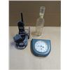 Image 1 : cordless phone, clock, decorative bottle