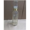 Image 3 : cordless phone, clock, decorative bottle