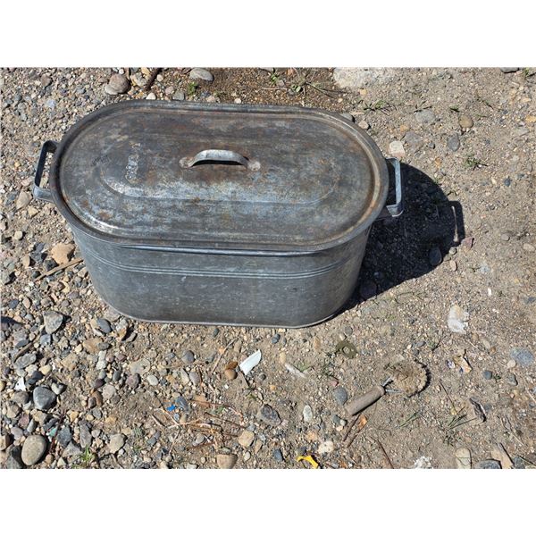 Antique galvanized boiler with lid
